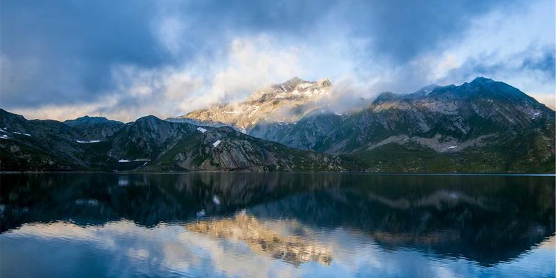 新能源与信息技术深度融合：驱动绿色智能未来的双引擎